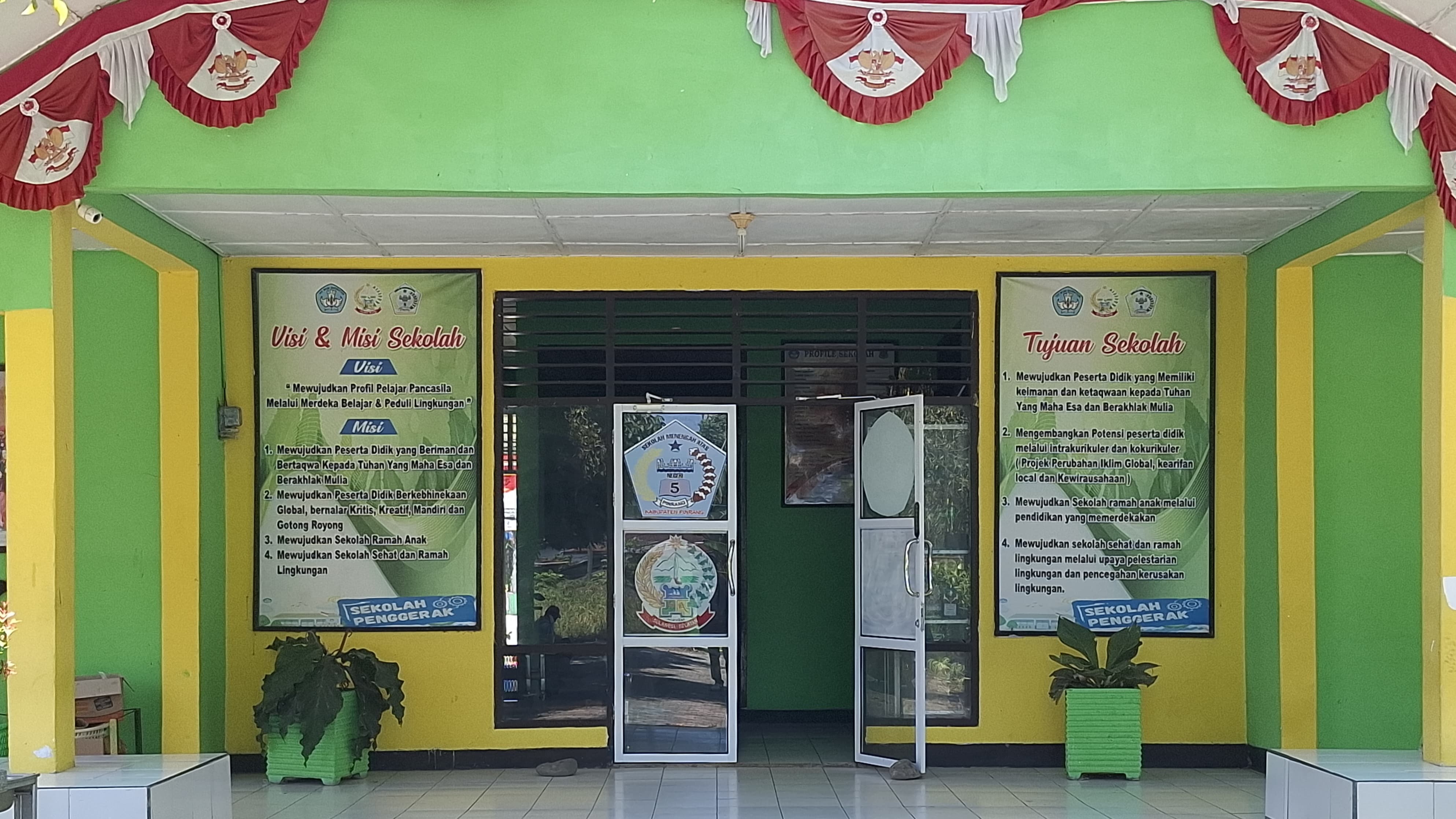 Gedung SMAN 5 Pinrang dengan taman yang hijau dan area parkir yang luas